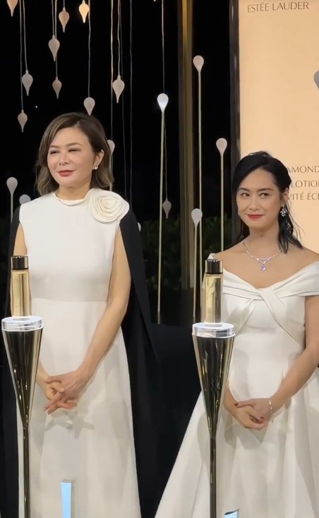 关之琳、朱茵两大港产美人一起出席活动。1 关之琳、朱茵两大港产美人一起出席活动。1