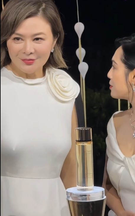 关之琳、朱茵两大港产美人一起出席活动。 关之琳、朱茵两大港产美人一起出席活动。