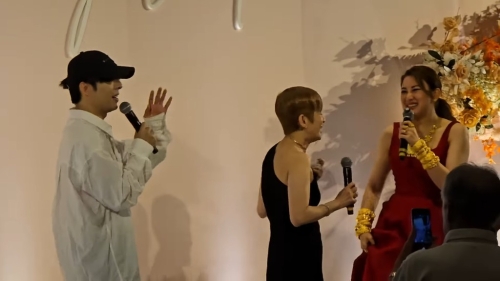 吴君如为“女儿”送惊喜,找来吕爵安唱歌贺一对新人。 吴君如为“女儿”送惊喜,找来吕爵安唱歌贺一对新人。