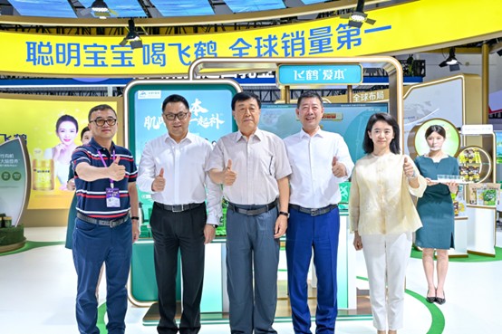 出席奶业大会暨D20论坛嘉宾参观飞鹤展台 出席奶业大会暨D20论坛嘉宾参观飞鹤展台