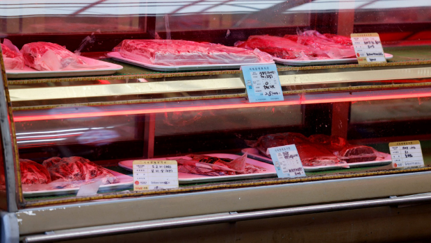 韩国通商交涉本部长吕翰九14日表示,韩国可能在8月1日对等关税实施前,与美国达成“原则性”协议。画面为韩国肉贩贩售的美牛。 韩国通商交涉本部长吕翰九14日表示,韩国可能在8月1日对等关税实施前,与美国达成“原则性”协议。画面为韩国肉贩贩售的美牛。