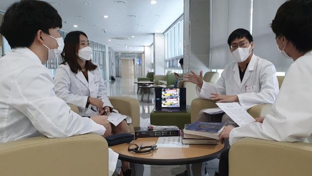 一起递交请假信的医学院2年级生与首尔大学医学院学生会主席与同事交谈。 一起递交请假信的医学院2年级生与首尔大学医学院学生会主席与同事交谈。