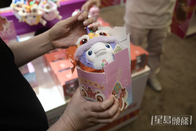 市民即场拆盲盒。 市民即场拆盲盒。