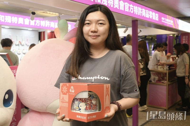 邱小姐购买一个搪瓷杯,花费78元,认为价格合适,设计精美。 邱小姐购买一个搪瓷杯,花费78元,认为价格合适,设计精美。