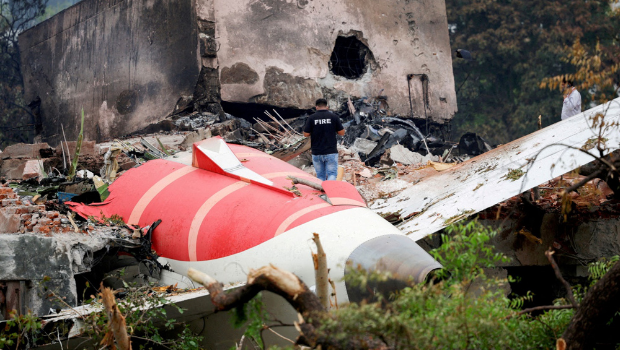 印度航空(Air India)编号171客机6月12日起飞后不久坠毁,酿成260人丧命,有印度飞航专家称,机长疑似有心理健康问题,不排除蓄意坠机。 印度航空(Air India)编号171客机6月12日起飞后不久坠毁,酿成260人丧命,有印度飞航专家称,机长疑似有心理健康问题,不排除蓄意坠机。
