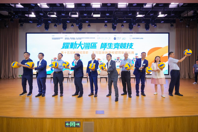 主礼嘉宾向台下参赛教师传递轻排球 主礼嘉宾向台下参赛教师传递轻排球