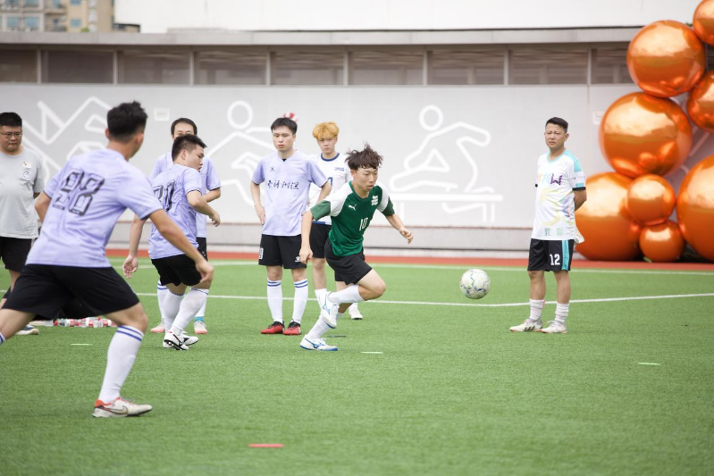 活动涵盖乒乓球、羽毛球、三人篮球、五人足球、轻排球项目,教师们竞技切磋,气氛热烈。2 活动涵盖乒乓球、羽毛球、三人篮球、五人足球、轻排球项目,教师们竞技切磋,气氛热烈。2