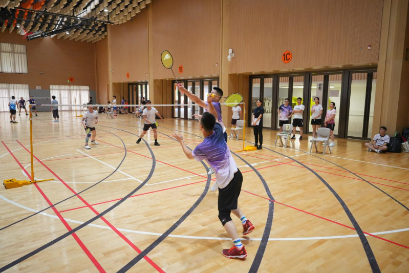 活动涵盖乒乓球、羽毛球、三人篮球、五人足球、轻排球项目,教师们竞技切磋,气氛热烈。3 活动涵盖乒乓球、羽毛球、三人篮球、五人足球、轻排球项目,教师们竞技切磋,气氛热烈。3