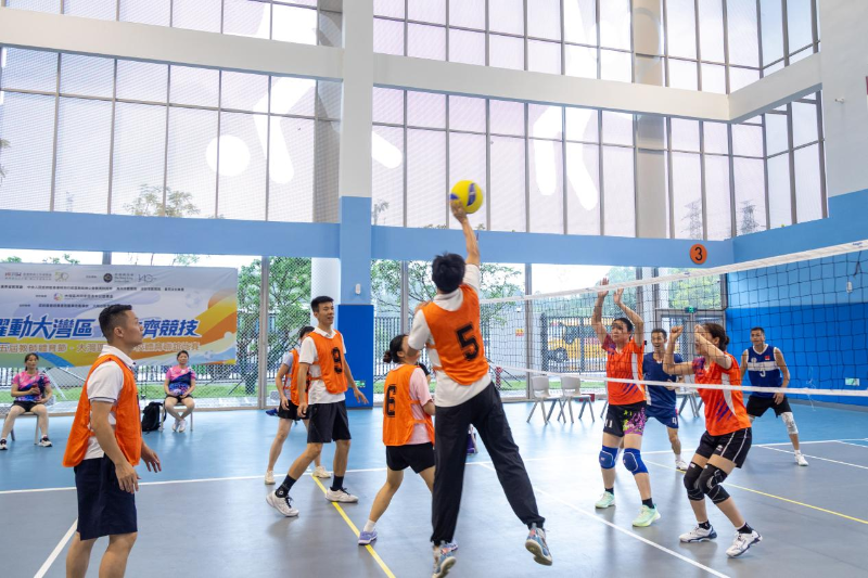 活动涵盖乒乓球、羽毛球、三人篮球、五人足球、轻排球项目,教师们竞技切磋,气氛热烈。4 活动涵盖乒乓球、羽毛球、三人篮球、五人足球、轻排球项目,教师们竞技切磋,气氛热烈。4