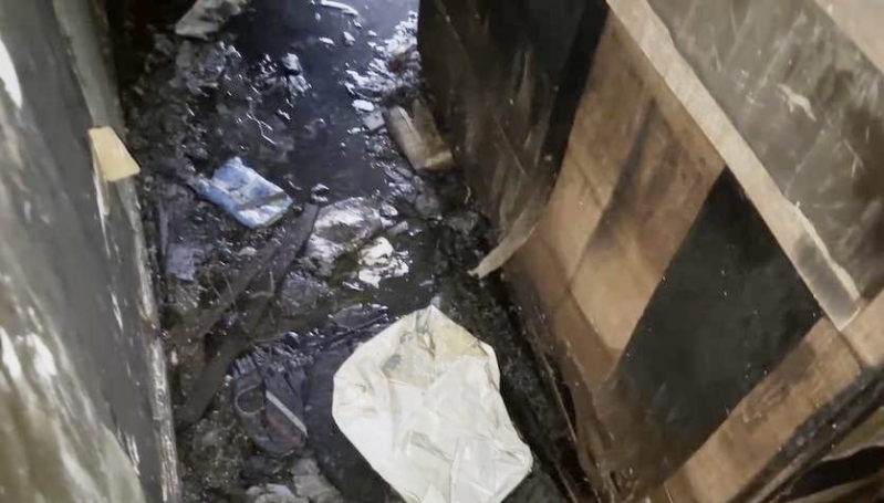 地面仍满布积水。 地面仍满布积水。