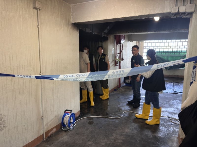 警方将案件交由葵青分区重案组第一队跟进。 警方将案件交由葵青分区重案组第一队跟进。