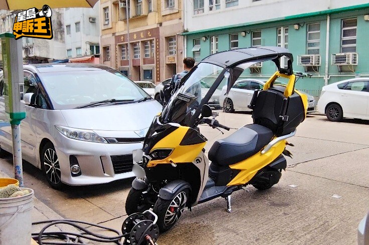 这辆车有两个前轮和一个后轮,属机动三轮车,因此可以泊在咪表位。 这辆车有两个前轮和一个后轮,属机动三轮车,因此可以泊在咪表位。