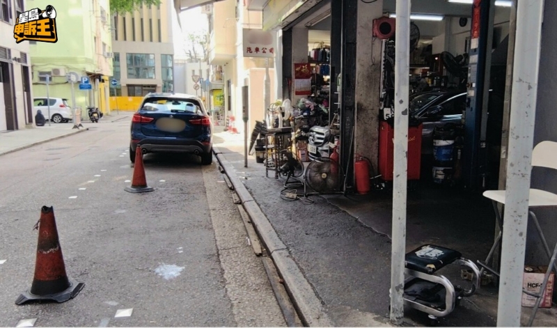 记者发现有车房用雪糕筒霸占泊车表位。 记者发现有车房用雪糕筒霸占泊车表位。