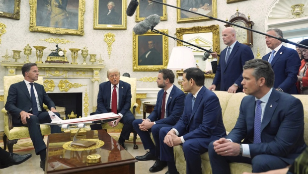 美国总统特朗普接见北约秘书长吕特(最左者),陪同特朗普的还有副总统万斯、国务卿鲁比奥、国防部长赫格塞思。 美国总统特朗普接见北约秘书长吕特(最左者),陪同特朗普的还有副总统万斯、国务卿鲁比奥、国防部长赫格塞思。