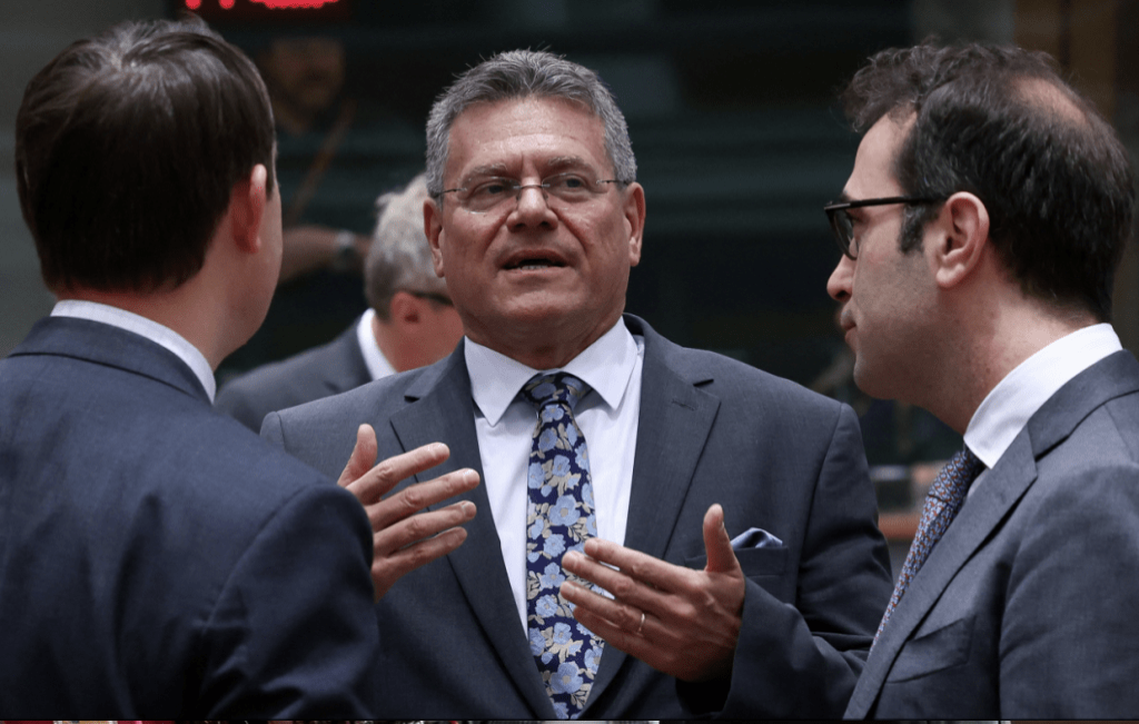 谢夫乔维奇透露,欧盟委员会已向成员国提交新报复方案,针对价值720亿欧元(约840亿美元)的美国进口商品,作为谈判破裂的备案。路透社 谢夫乔维奇透露,欧盟委员会已向成员国提交新报复方案,针对价值720亿欧元(约840亿美元)的美国进口商品,作为谈判破裂的备案。路透社