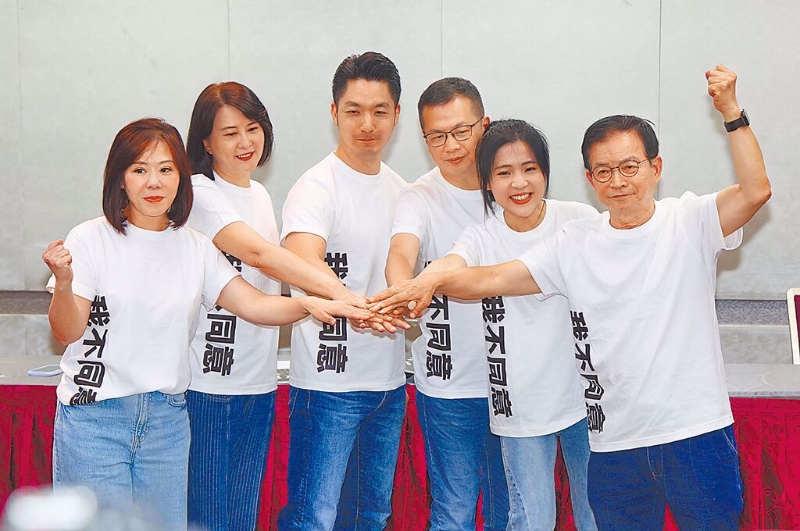 台北市长蒋万安(左3)出面力挺国民党“立委”赖士葆(其余右起)、徐巧芯、罗智强、王鸿薇、李彦秀。 台北市长蒋万安(左3)出面力挺国民党“立委”赖士葆(其余右起)、徐巧芯、罗智强、王鸿薇、李彦秀。