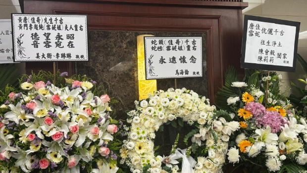 徒弟姜大卫和太太李琳琳、马海伦送上花牌。 徒弟姜大卫和太太李琳琳、马海伦送上花牌。