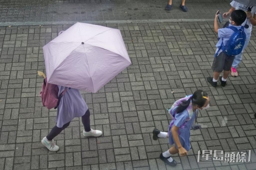 夏天炎热多雨,家长指会预留1套校服,以便清洗后未及风干时替换。 夏天炎热多雨,家长指会预留1套校服,以便清洗后未及风干时替换。