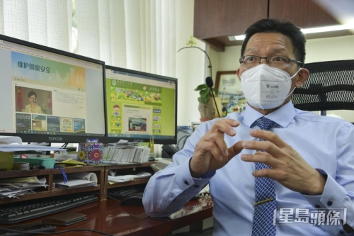 凤溪第一小学校长朱伟林指,校服应以简朴、耐用及廉价为目标,盼学界勿忘本义。 凤溪第一小学校长朱伟林指,校服应以简朴、耐用及廉价为目标,盼学界勿忘本义。