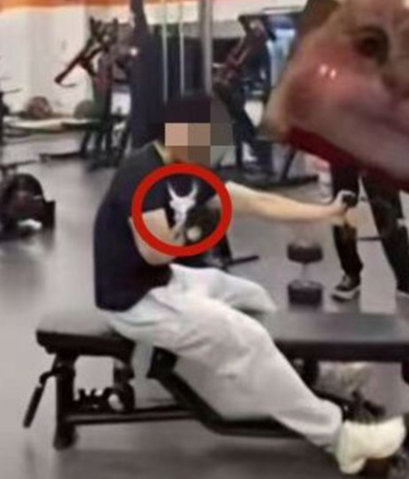 网民透过上衣的图案(红圈),找出炽阳的身份。 网民透过上衣的图案(红圈),找出炽阳的身份。