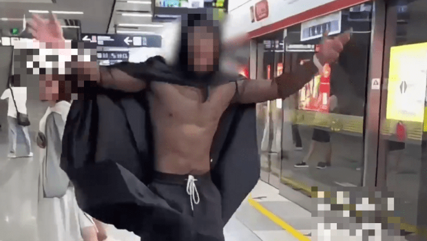 杭州地铁惊现“黑丝男”爬进车厢,引发恐慌。 杭州地铁惊现“黑丝男”爬进车厢,引发恐慌。
