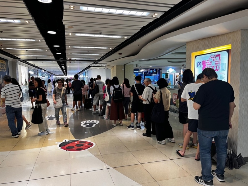 拼多多与顺丰速运于6月30日终止合作,早前有逾100人在坑口南丰广场自提点外排队等候取件。 拼多多与顺丰速运于6月30日终止合作,早前有逾100人在坑口南丰广场自提点外排队等候取件。