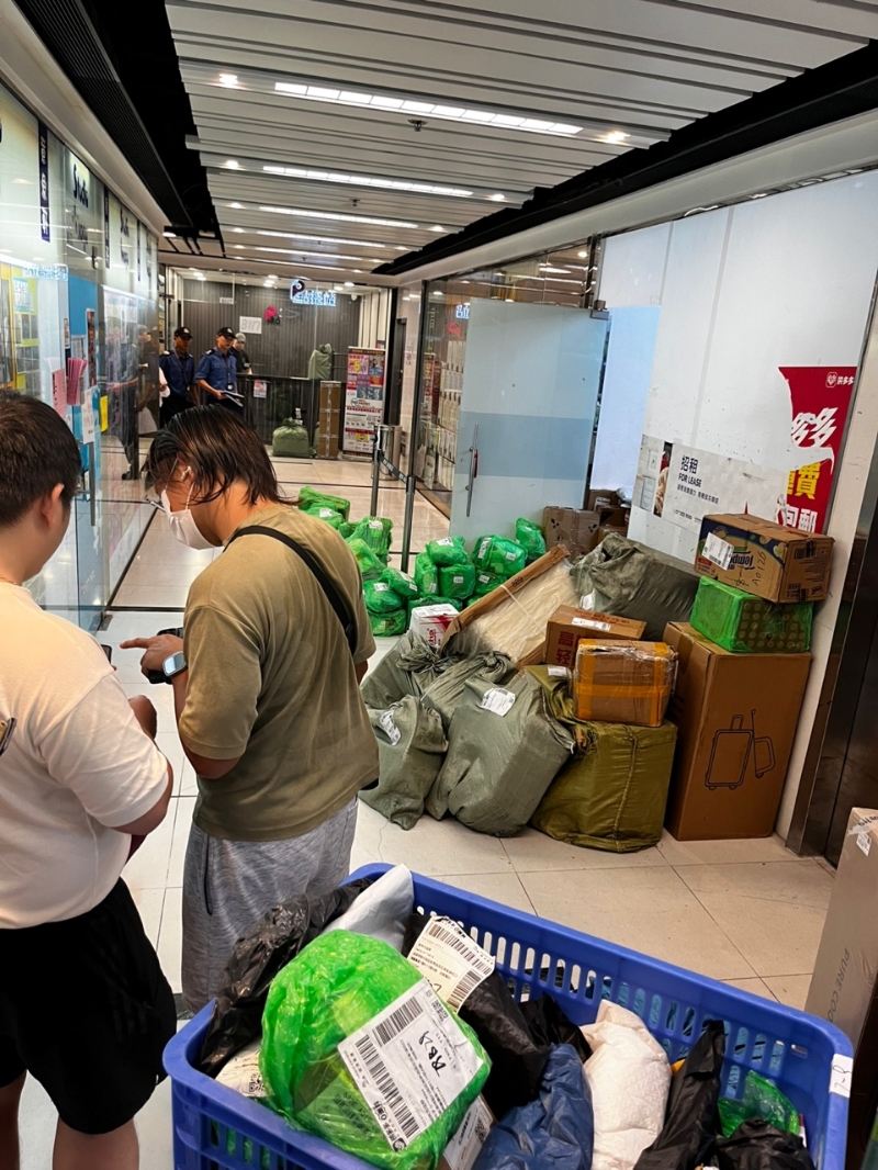 不少香港自提点门外堆满货物,轮候取货人龙不断。 不少香港自提点门外堆满货物,轮候取货人龙不断。