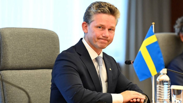 瑞典国防大臣琼森表示,政府正考虑将退役军人召回年龄上限提高至70岁。 瑞典国防大臣琼森表示,政府正考虑将退役军人召回年龄上限提高至70岁。