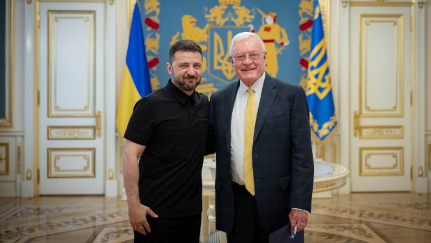 泽连斯基早前在与美国驻乌凯洛格会晤。 泽连斯基早前在与美国驻乌凯洛格会晤。