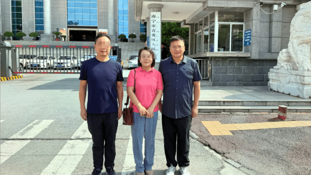 “2.5亿存款不翼而飞”案今日开庭,图为律师和储户代表。 “2.5亿存款不翼而飞”案今日开庭,图为律师和储户代表。