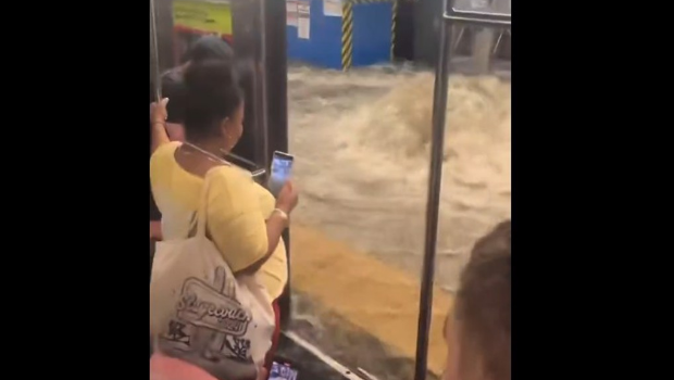 一段影片显示,纽约地铁的一段排水口出现满溢,大量泥水冲出,并灌向车厢。 一段影片显示,纽约地铁的一段排水口出现满溢,大量泥水冲出,并灌向车厢。