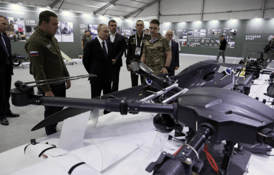 2025 年 7 月 6 日,俄罗斯总统普京在莫斯科参观由全俄罗斯人民阵线政治运动组织的军事硬体件展览。路透社 2025 年 7 月 6 日,俄罗斯总统普京在莫斯科参观由全俄罗斯人民阵线政治运动组织的军事硬体件展览。路透社