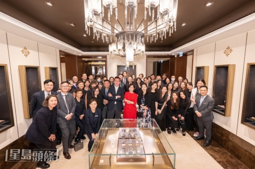 英皇钟表珠宝主席杨诺思女士(中)与英皇钟表珠宝行政总裁梁浩昌及百达翡丽香港有限公司市场部经理梁淑仪女士率一众英皇钟表珠宝全新百达翡丽专门店同事合影。 英皇钟表珠宝主席杨诺思女士(中)与英皇钟表珠宝行政总裁梁浩昌及百达翡丽香港有限公司市场部经理梁淑仪女士率一众英皇钟表珠宝全新百达翡丽专门店同事合影。