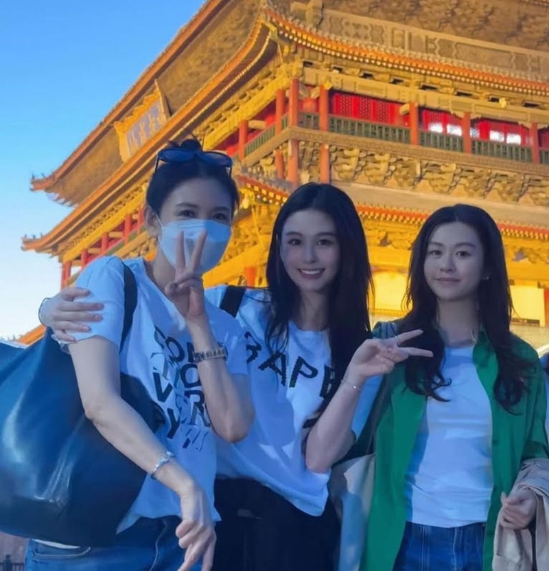 邱淑贞(左)和女儿们一起旅游。 邱淑贞(左)和女儿们一起旅游。