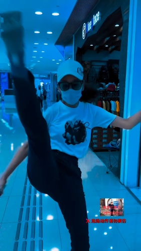 杨思琦日前在IG分享影片,可见她在片中扮被跟踪,她突然转身反击。 杨思琦日前在IG分享影片,可见她在片中扮被跟踪,她突然转身反击。