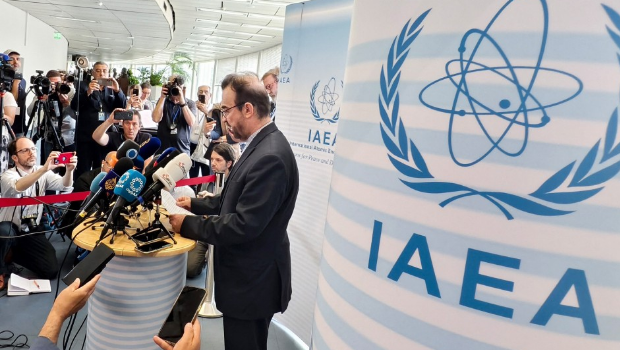 伊朗驻国际原子能机构 (IAEA) 大使纳杰菲在奥地利维也纳总部见记者。 伊朗驻国际原子能机构 (IAEA) 大使纳杰菲在奥地利维也纳总部见记者。