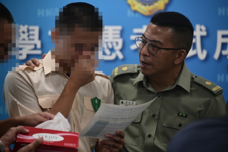 有应届考生激动饮泣,惩教事务监督潘浩霖上前安慰。 有应届考生激动饮泣,惩教事务监督潘浩霖上前安慰。