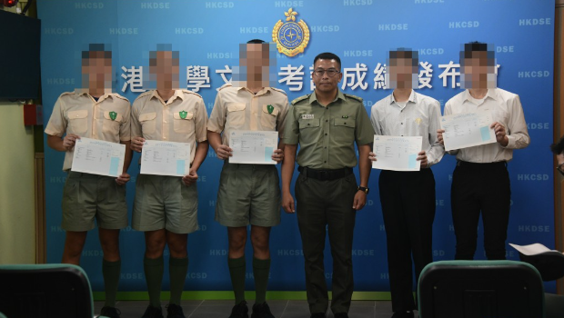 惩教事务监督潘浩霖与应届考生合照。 惩教事务监督潘浩霖与应届考生合照。