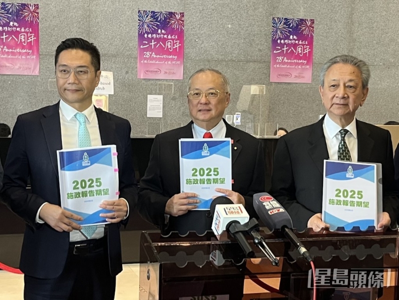 (中)张宇人强调有关消费劵的建议只适用于香港居民,移民外地的人并不适用。 (中)张宇人强调有关消费劵的建议只适用于香港居民,移民外地的人并不适用。