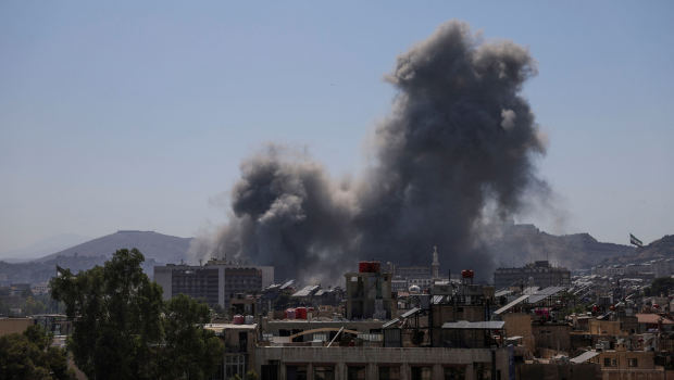 位于大马士革的叙利亚国防部大楼16日遭遇空袭,冒出大量浓烟 位于大马士革的叙利亚国防部大楼16日遭遇空袭,冒出大量浓烟