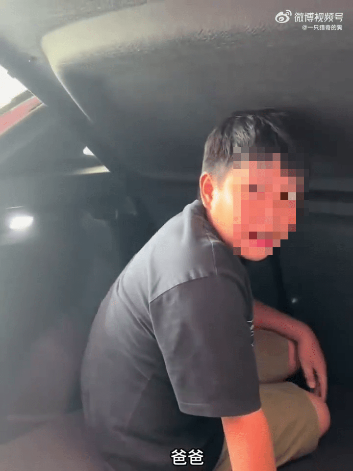 亲母拍片问男童谁让他在车尾箱,男童:爸爸。 亲母拍片问男童谁让他在车尾箱,男童:爸爸。