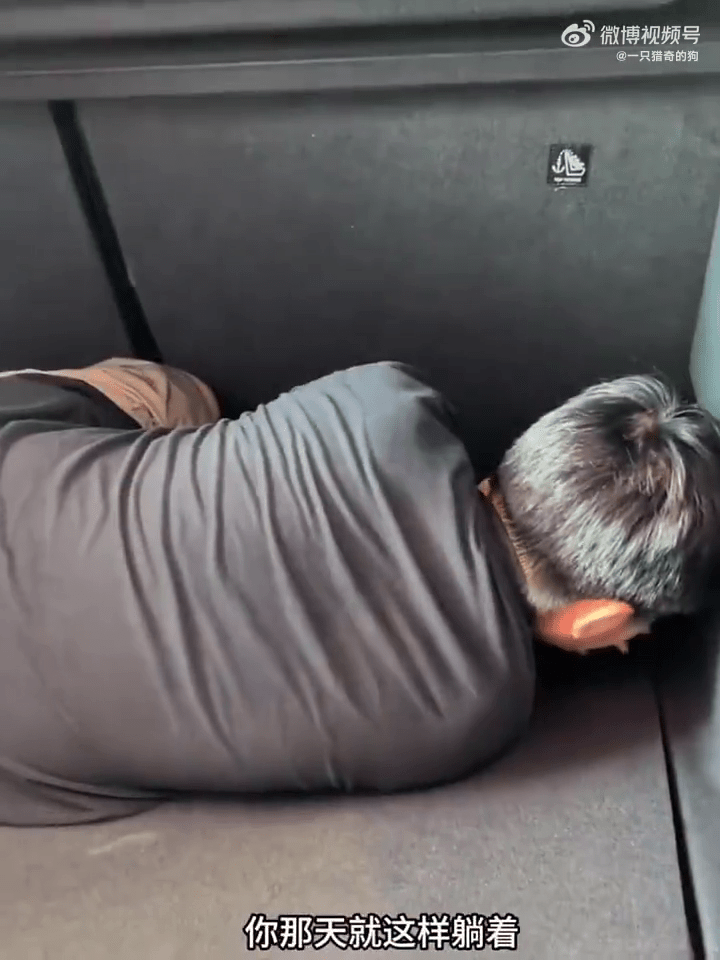 亲母拍片要男童“重演”当事的情况。 亲母拍片要男童“重演”当事的情况。