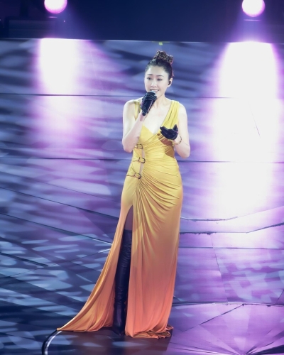 胡定欣不时登台唱歌。 胡定欣不时登台唱歌。