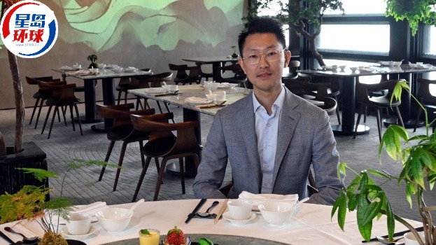 被告之一吴振宇去年仍在“CVIEW华”接受访问推广菜式。资料图片 被告之一吴振宇去年仍在“CVIEW华”接受访问推广菜式。资料图片