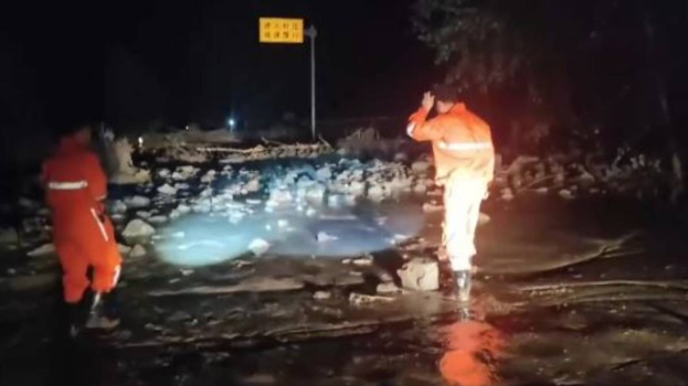 青海门源日前大暴雨引致山泥倾泻造成3名游客死亡。抖音@门源融媒 青海门源日前大暴雨引致山泥倾泻造成3名游客死亡。抖音@门源融媒