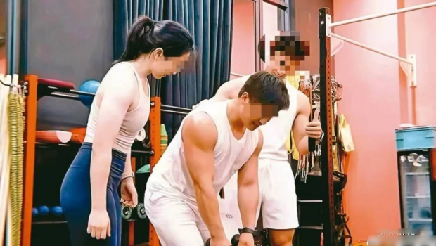 黄毅成指控在工行任经理的妻子梁某莹(左),与Sofit健身教练彭某惠(中)出轨 黄毅成指控在工行任经理的妻子梁某莹(左),与Sofit健身教练彭某惠(中)出轨