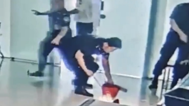 武汉男机场怒砸充电宝致起火。长江云说法 武汉男机场怒砸充电宝致起火。长江云说法