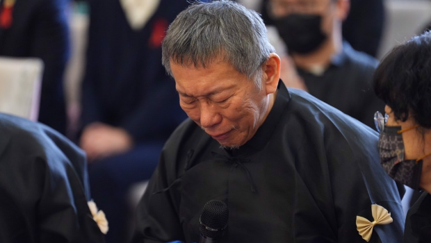 柯文哲直言,证人陈俊源今天出去一定哭了。图为民众党前主席柯文哲出席父亲告别式时痛哭画面。 柯文哲直言,证人陈俊源今天出去一定哭了。图为民众党前主席柯文哲出席父亲告别式时痛哭画面。