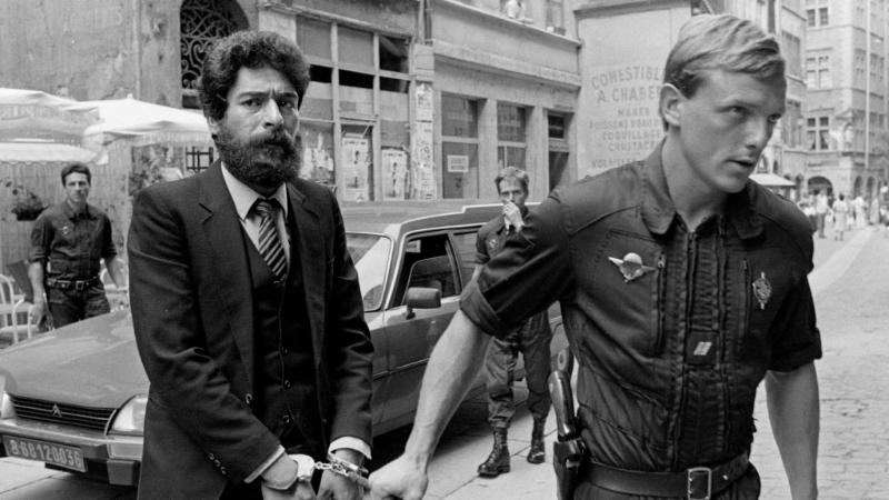 1986年乔治阿卜杜拉抵达法庭受审。 1986年乔治阿卜杜拉抵达法庭受审。