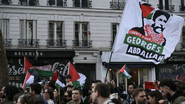 法国民众一直要求释放乔治阿卜杜拉。 法国民众一直要求释放乔治阿卜杜拉。